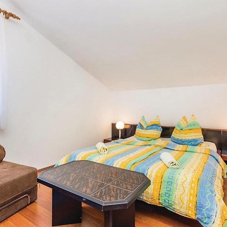 Lovely Apartment In Kampor With Kitchen المظهر الخارجي الصورة