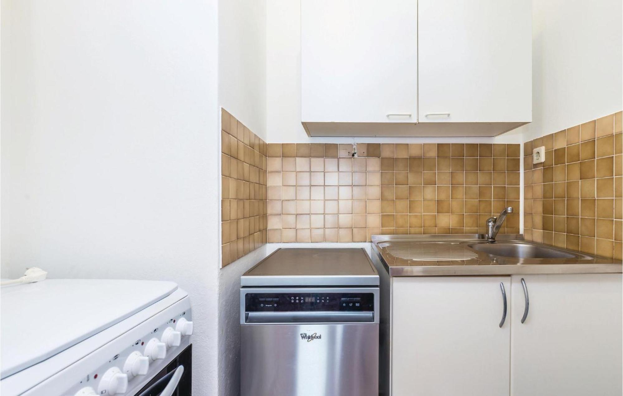 Lovely Apartment In Kampor With Kitchen المظهر الخارجي الصورة