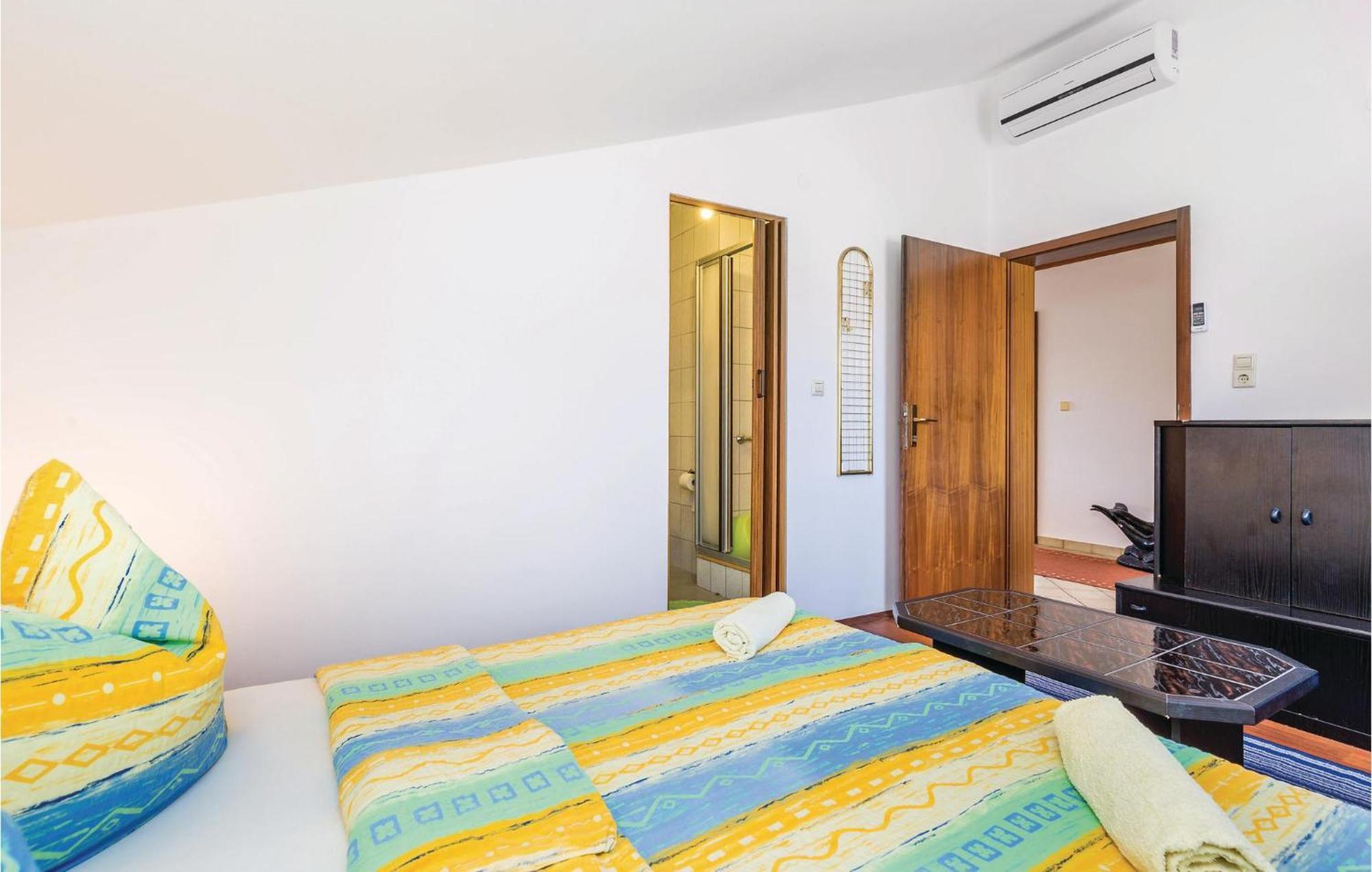 Lovely Apartment In Kampor With Kitchen المظهر الخارجي الصورة