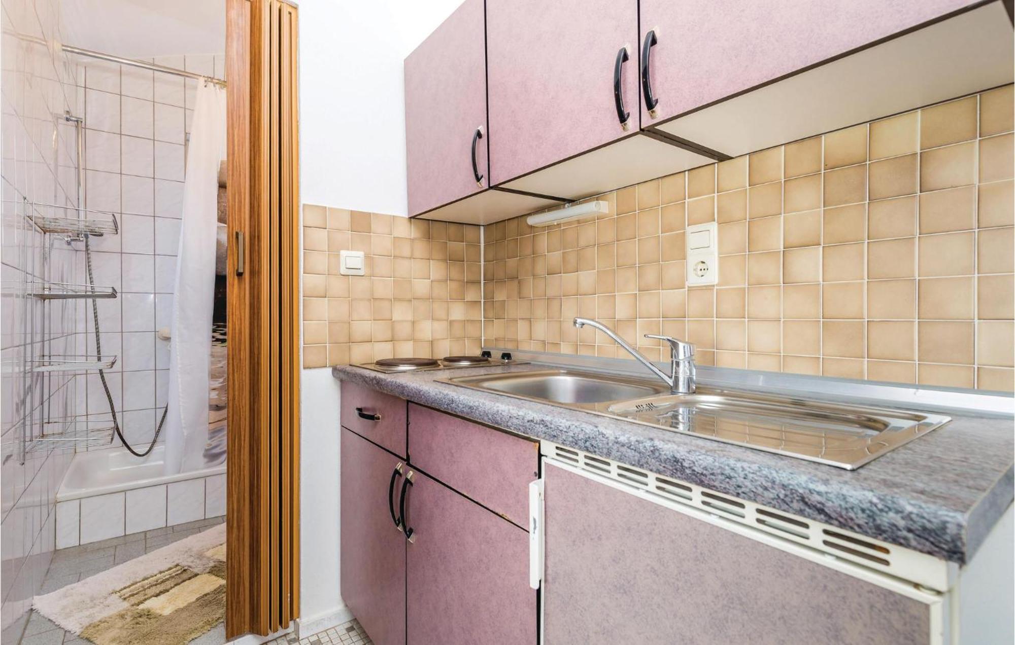 Lovely Apartment In Kampor With Kitchen المظهر الخارجي الصورة